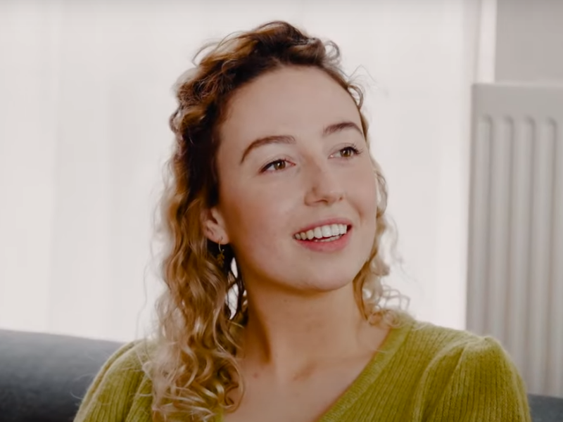 Willemijn, jonge vrouw met krullen, die in beeld kijkt