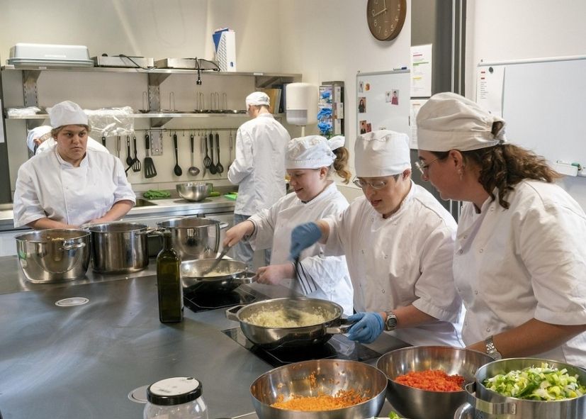 clienten in de keuken die maaltijden bereiden