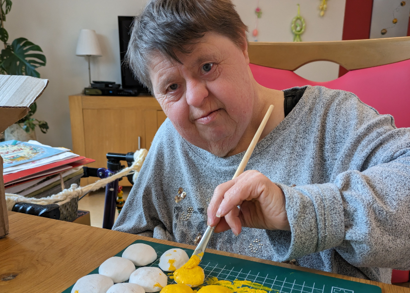 Oudere vrouw aan het schilderen, dagbesteding