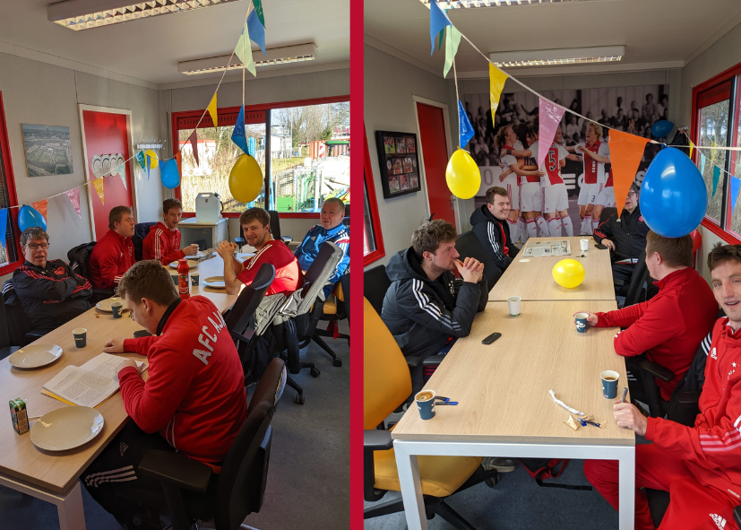 groep mensen lachend aan tafel in nieuwe kantine bij Ajax