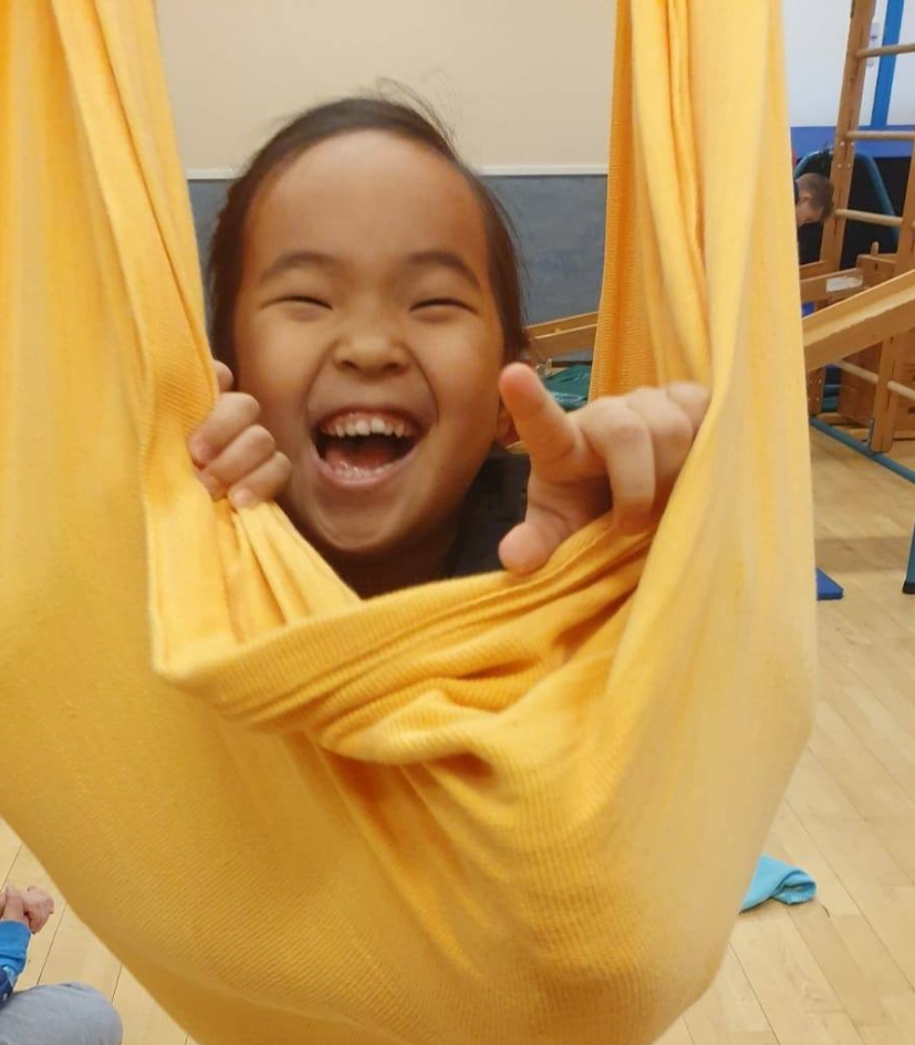 lachend meisje in een hangmat